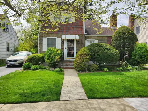 142 Collins Ave, Williston Park, NY 11596
