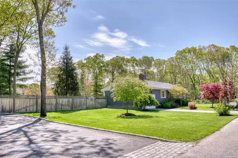21 Shinnecock Ave, East Quogue, NY 11942