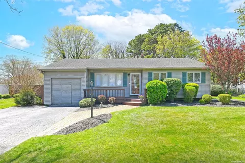 1646 Feureisen Ave, Bohemia, NY 11716