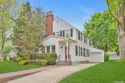75 Cambridge Ave, Stewart Manor, NY 11530