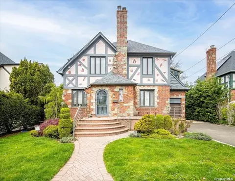 28 Reyam Road Rd, Lynbrook, NY 11563