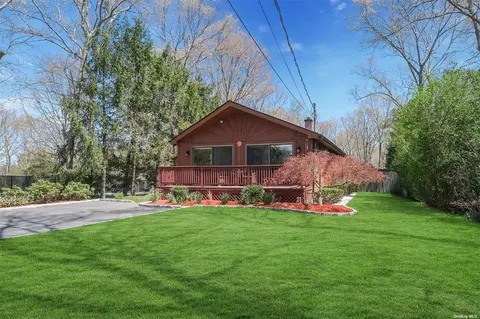 115 Pinehurst Blvd, Calverton, NY 11933