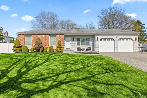17 Naybor Ave, Medford, NY 11763