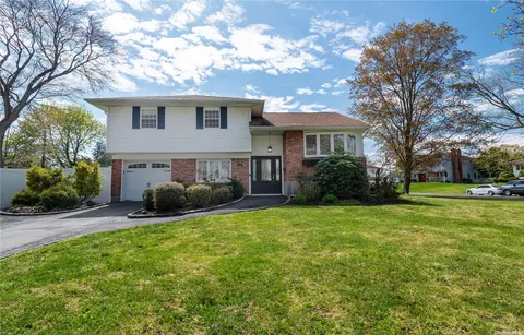 11 Brocton Ln, Kings Park, NY 11754