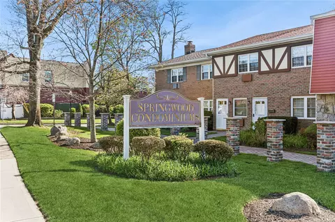20 Springwood Dr #20, North Babylon, NY 11703