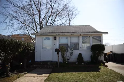 27 Kildare Rd, Island Park, NY 11558