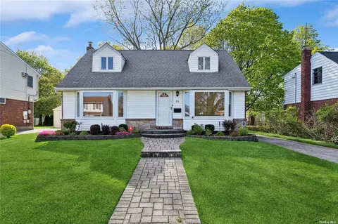 35 Brussel Dr, New Hyde Park, NY 11040