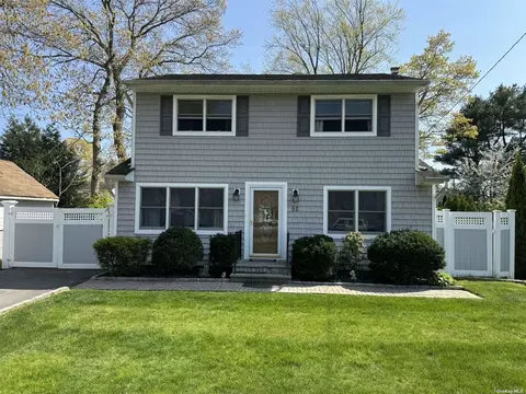 52 Aster Ave, Holtsville, NY 11742