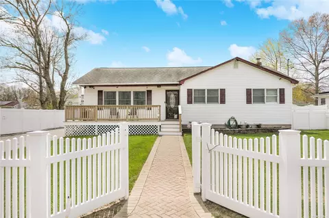 110 Chanel Dr, Shirley, NY 11967