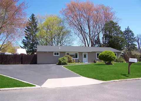 5 Kristina St, Patchogue, NY 11772