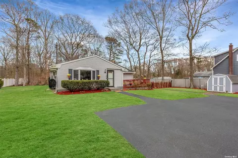 180 Auborn Ave, Shirley, NY 11967