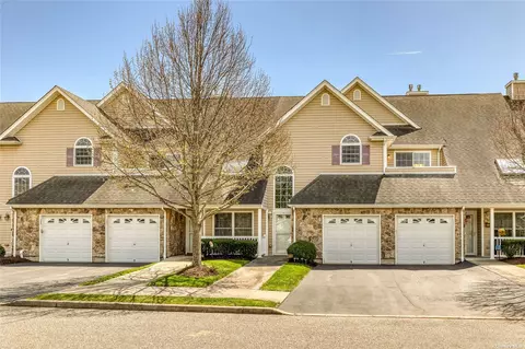 168 Larry Ln #168, Dix Hills, NY 11746