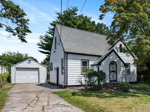73 Willow Ave, Freeport, NY 11520