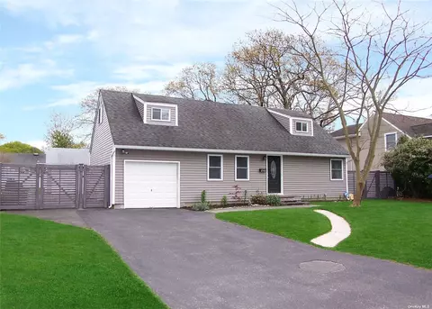 429 1st Ave, Bayport, NY 11705