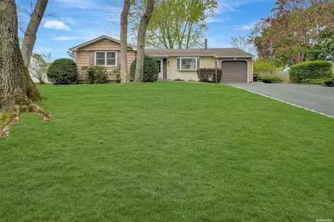 5 Apex Ln, Ridge, NY 11961