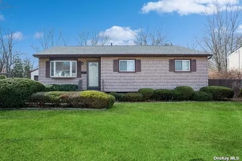 21 Avondale Dr, Centereach, NY 11720