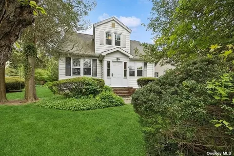 67 Vondran St, Huntington Station, NY 11746