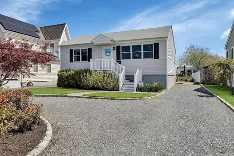 10 Namkee Ln, Blue Point, NY 11715
