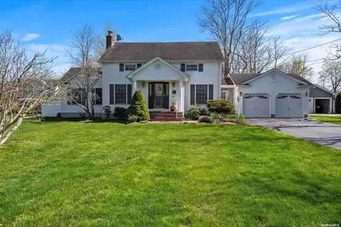 10 Culver Ln, East Moriches, NY 11940