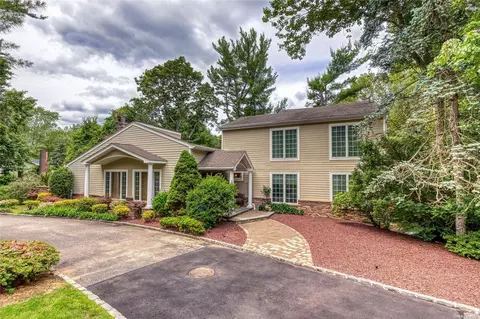 8 Hemingway Dr, Dix Hills, NY 11746