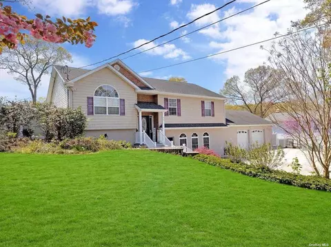 32 Oneida Ave, Selden, NY 11784