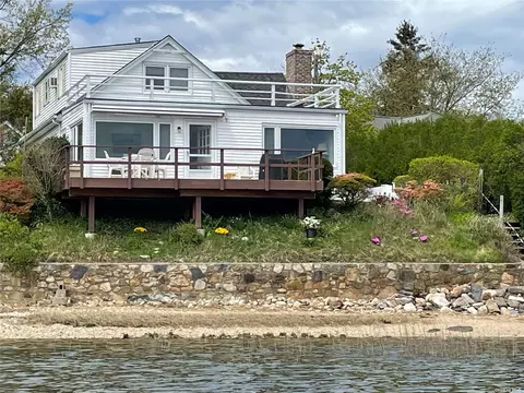 14 East Ave, Bayville, NY 11709