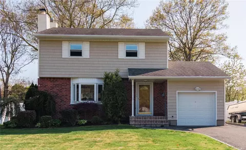 128 Simmons Dr, East Islip, NY 11730