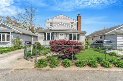 129 W 2nd St, Ronkonkoma, NY 11779