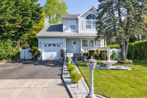 939 Peconic Ave, West Babylon, NY 11704