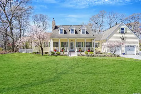 9 Hampton Dr, Center Moriches, NY 11934