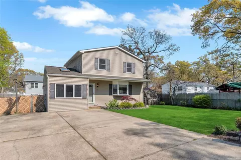 65 Denton St, Patchogue, NY 11772