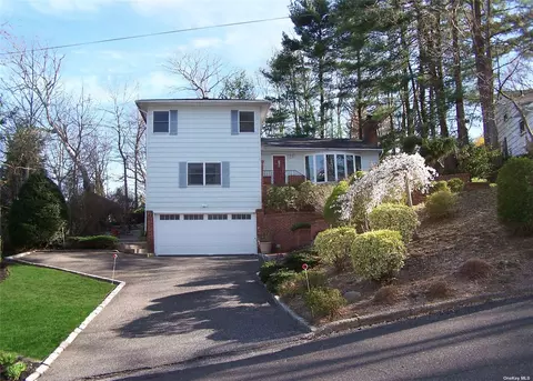 10 Eastview Pl, Centerport, NY 11721