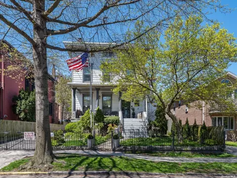 26-18 12th St, Astoria, NY 11102