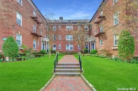 8 Welwyn Rd #3C, Great Neck, NY 11021