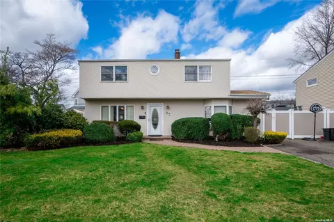 97 Bluespruce Rd, Levittown, NY 11756
