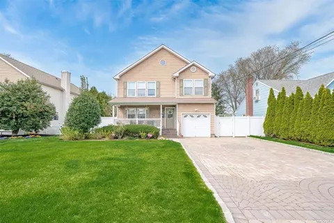 147 Heathcote Rd, Lindenhurst, NY 11757