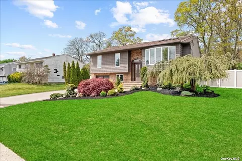 126 Boulevard Ave, West Islip, NY 11795