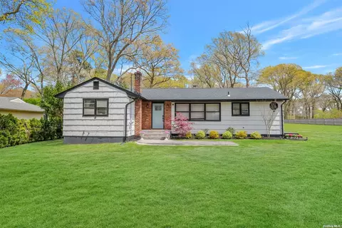 141 Park Ln, Middle Island, NY 11953