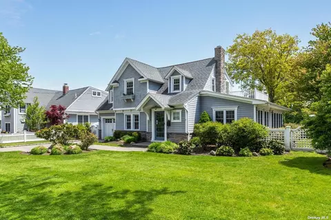 175 Sequams Lane Ctr, West Islip, NY 11795