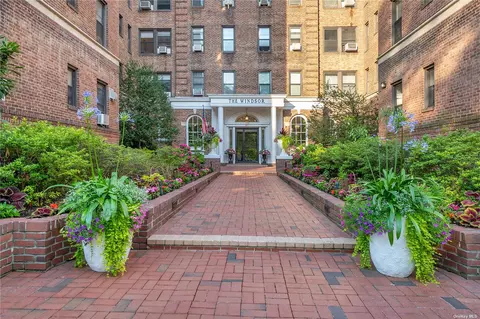 21 Barstow Rd #5H, Great Neck, NY 11021