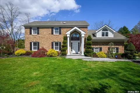 124 Burrs Ln, Dix Hills, NY 11746
