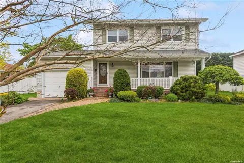 6 Mohawk Pl, Massapequa, NY 11758