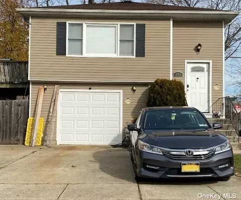 174 32nd St, Lindenhurst, NY 11757