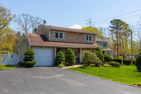 21 Vanderbilt Ave, Ronkonkoma, NY 11779
