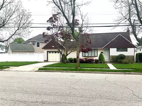11 Lincoln Blvd, Bethpage, NY 11714