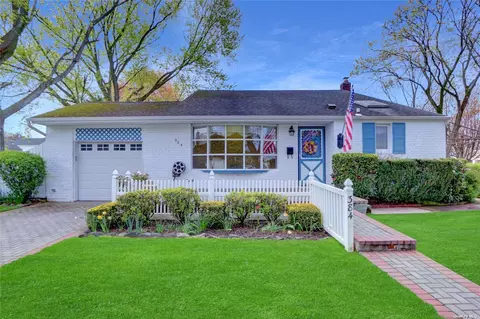 384 Cypress St, Massapequa Park, NY 11762