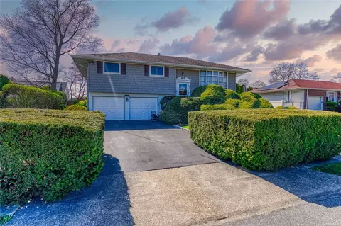 296 W 10th St, Deer Park, NY 11729