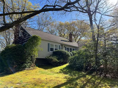 18 Cranbrook Dr, Centerport, NY 11721
