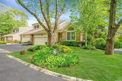 27 Willow Ridge Dr #27, Smithtown, NY 11787