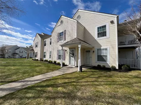 125 Fairview Cir #125, Middle Island, NY 11953